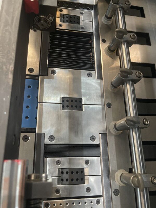 पूर्ण रेंज पैकेजिंग कागज के लिए स्वचालित गर्म फोली स्टैम्पिंग मशीन, रंगों के स्टैम्पिंग