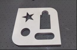 एलवाई-आरके03-1113 नो-डाई नॉन-मेटल फ्लेक्सिबल मटेरियल कटिंग मशीन 50 मिमी कटिंग थिकनेस और ±0.05 मिमी सटीकता के साथ