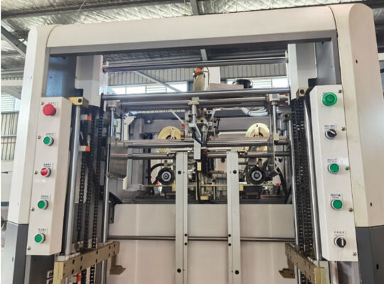 आभूषण बॉक्स जूता बॉक्स कॉस्मेटिक बॉक्स के लिए पूरी तरह से स्वचालित कोने सुदृढीकरण मशीन